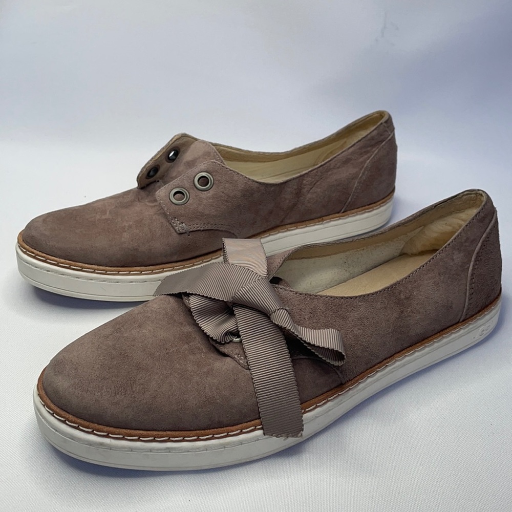 UGG Woman’s leather shoes size 7